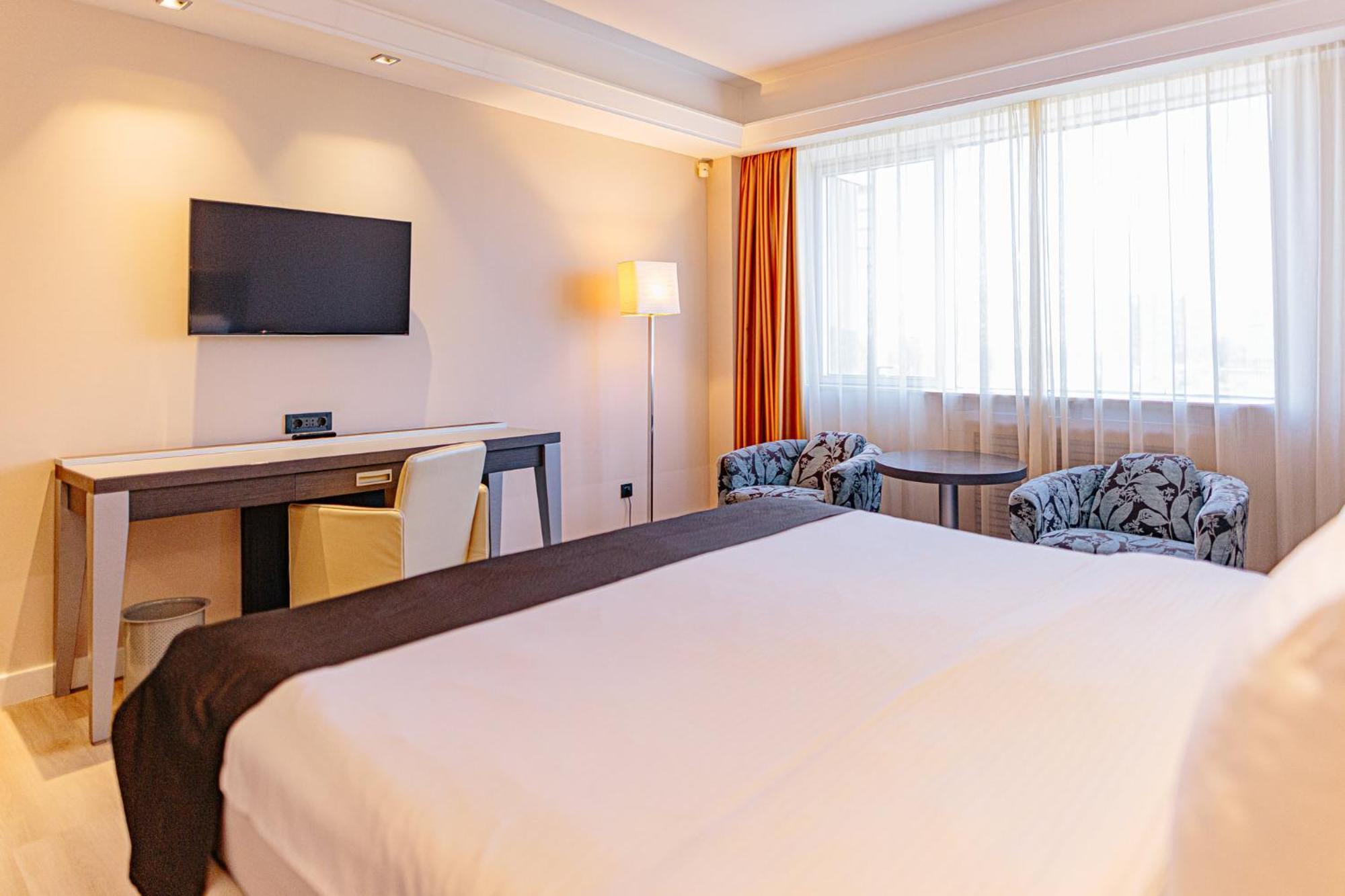 Holiday Inn Belgrade, An Ihg Hotel Екстериор снимка