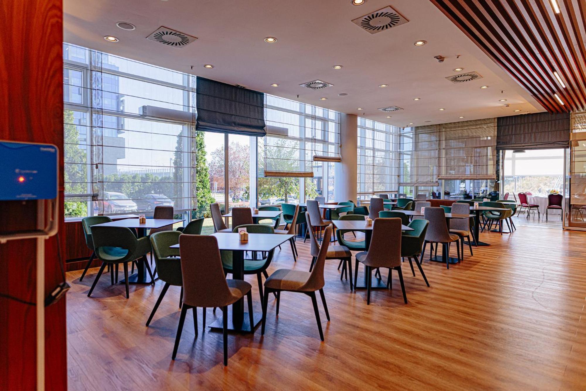 Holiday Inn Belgrade, An Ihg Hotel Екстериор снимка