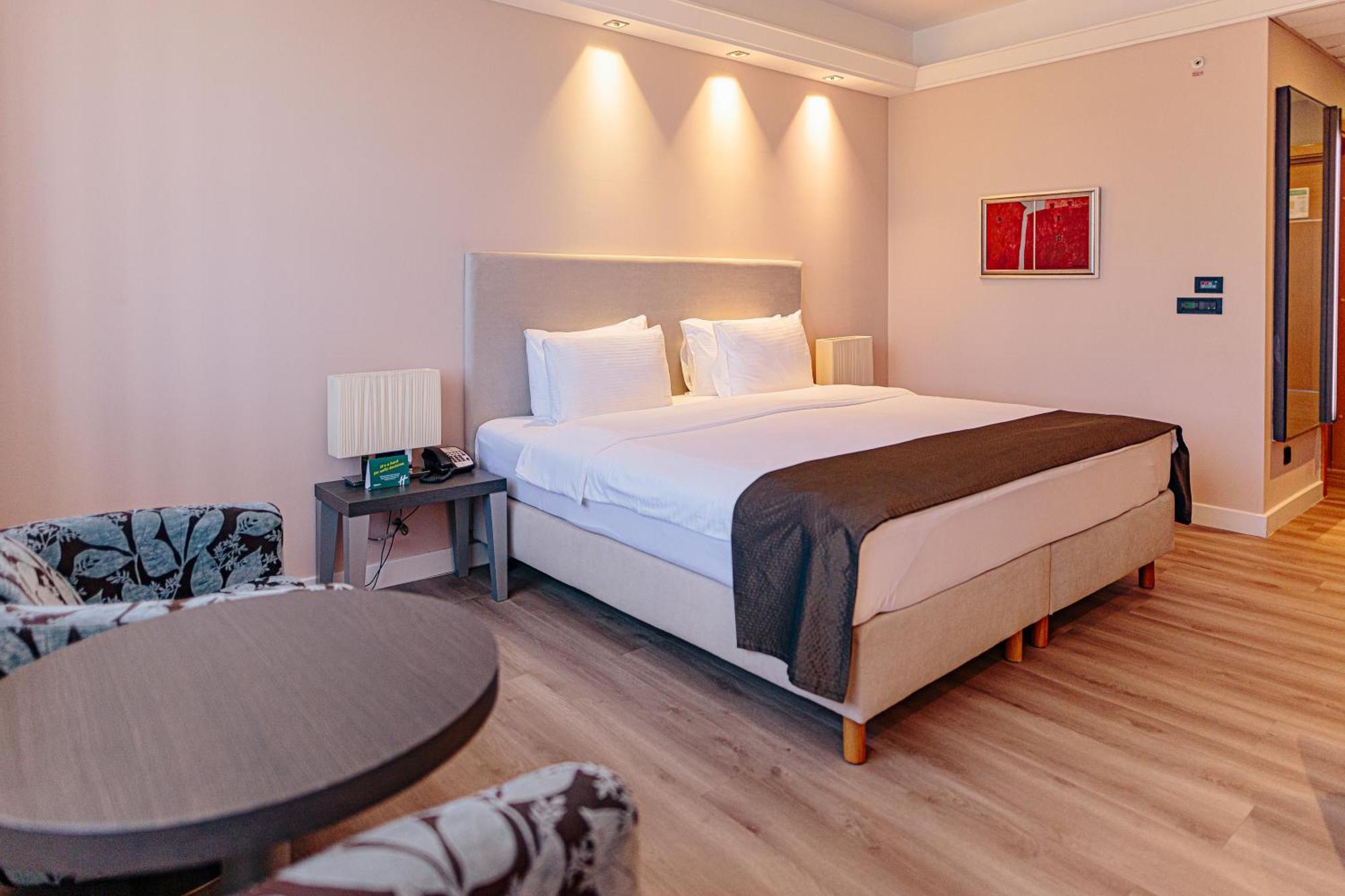 Holiday Inn Belgrade, An Ihg Hotel Екстериор снимка